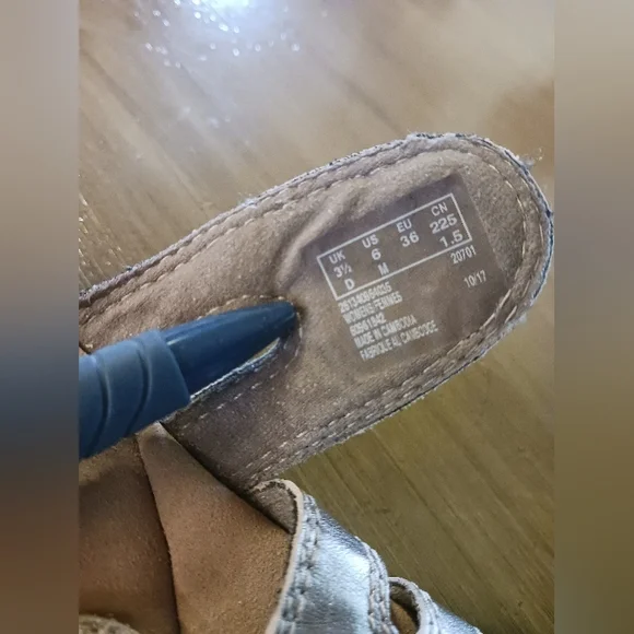 Clarks Collection Slide Sandals Womens 6M EUC Metallic Velcro Soft Cushion - Picture 3 of 11